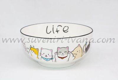 красива порцеланова купа с котки за хранене