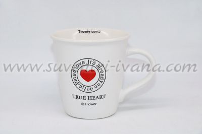 Бяла чаша със сърце и надпис 'True heart'