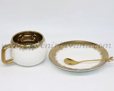 комплект за чай в бяло и златно
