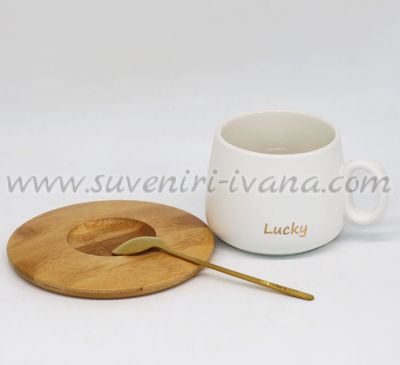 бяла чаша с бамбукова чинийка и лъжичка