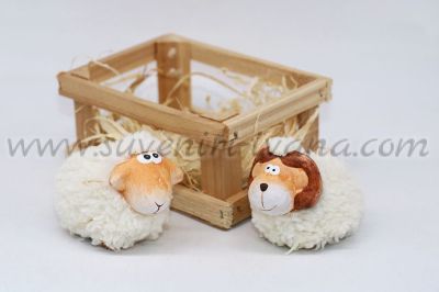 Керамични овце в дървена кошарка