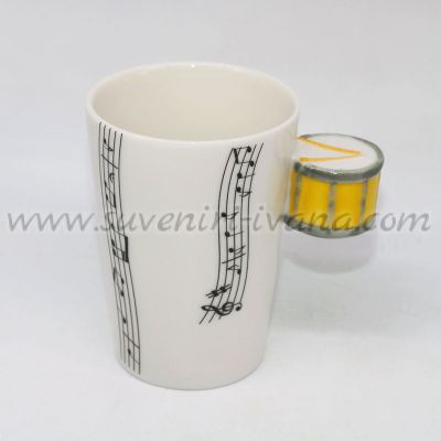 музикална чаша с дръжка с формата на барабан