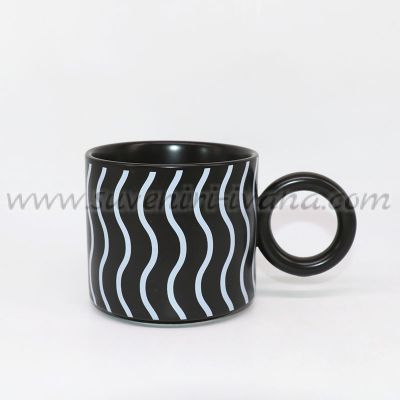 Черна чаша за чай или кафе на вълни