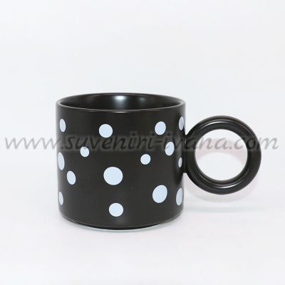 Черна чаша за чай или кафе на точки