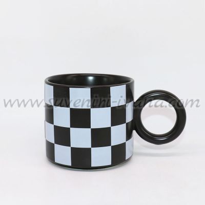 Черна чаша за чай или кафе на квадрати