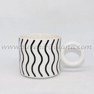 Бяла чаша за чай или кафе на вълни