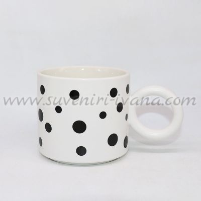 Бяла чаша за чай или кафе на точки