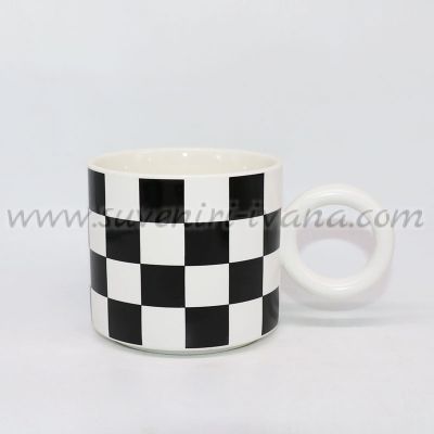 Бяла чаша за чай или кафе на квадрати