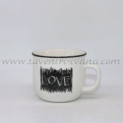 Чашка за кафе с надпис Love на черен фон