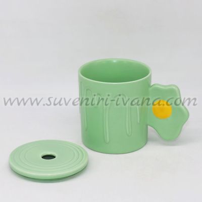 светлозелена чаша с капаче с дупка за сламка