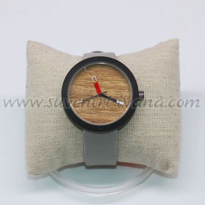 Часовник за ръка с дървен циферблат и кожена каишка, модел две