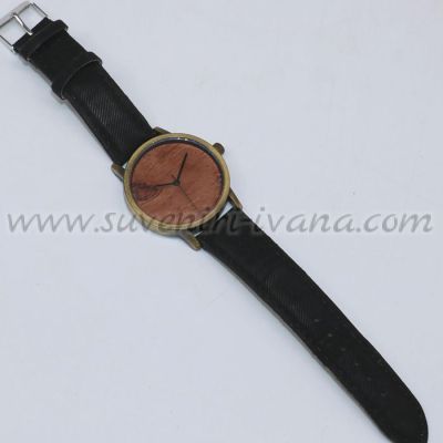 винтидж ръчен часовник с дървен циферблат и черна кожена каишка