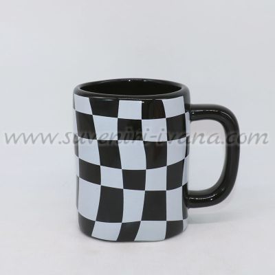 чаша на бели и черни квадрати