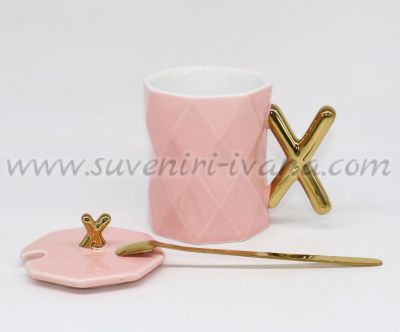 стилна чаша хикс в розово със златна лъжичка