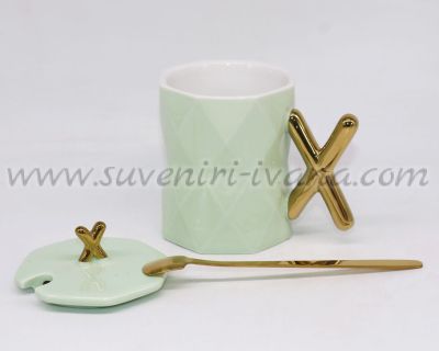 стилна чаша хикс в бледозелено със златна лъжичка