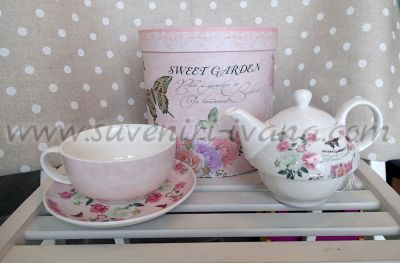 Комплект порцеланова чаша с чинийка и чайник в луксозна кутия