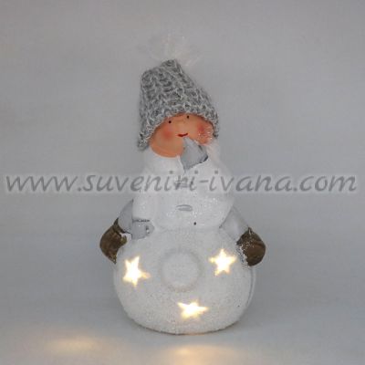 Светеща коледна фигурка – дете върху снежна топка с LED лампичка, модел едно