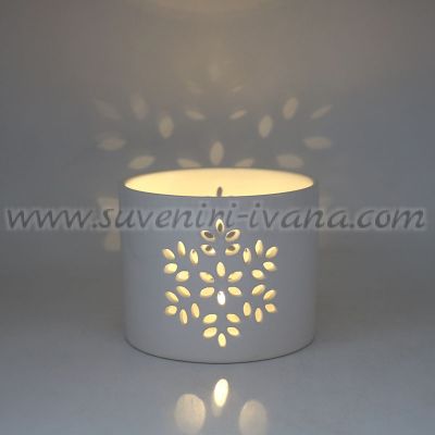 керамичен свещник с изрязан снежен мотив