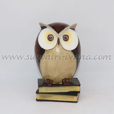декоративна фигурка бухал / сова върху книги