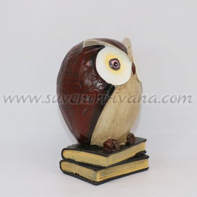 статуетка бухал върху книги