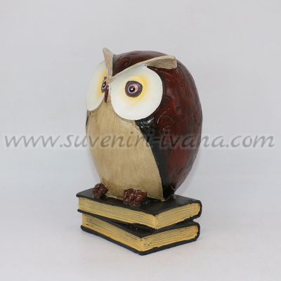 статуетка сова върху книги