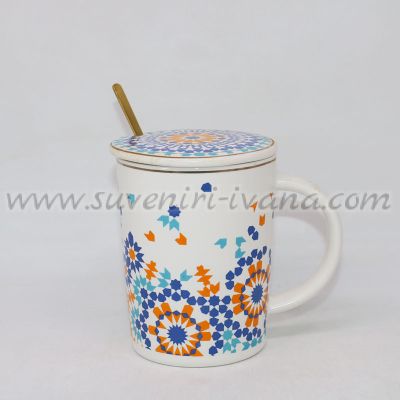 Чаша с ориенталски мотиви, капак и златиста лъжичка, модел едно