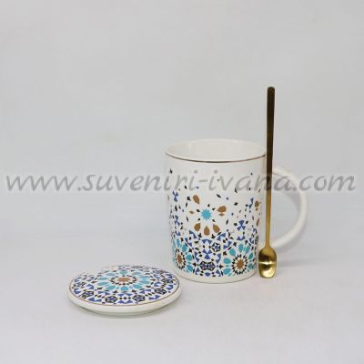 чаша с геометричен дизайн