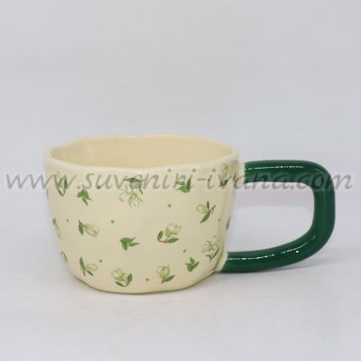 чаша с нежни флорални мотиви