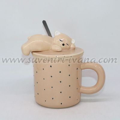 Бежова керамична чаша на точки с капак мече и лъжичка