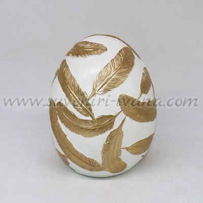 декоративно яйце от полирезин със златни пера