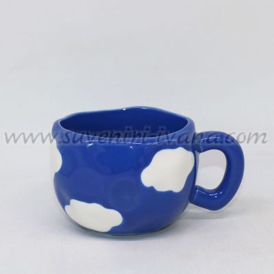Керамична чаша в синьо с облачета