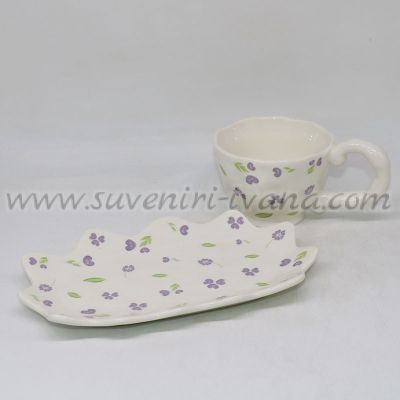 керамичен комплект чашка с чинийка с флорален мотив