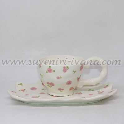 Пролетен керамичен комплект чашка с чинийка на цветенца, модел три