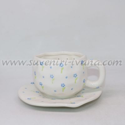 Керамичен комплект чашка с чинийка на сини цветенца