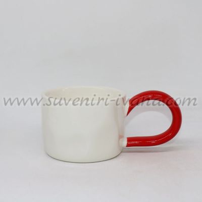 Бяла керамична чаша с червена дръжка