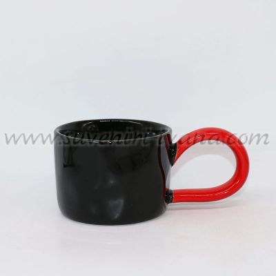 Черна керамична чаша с червена дръжка