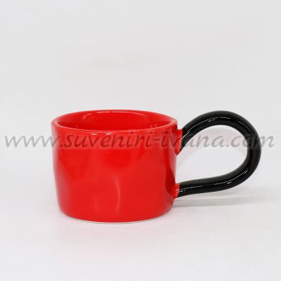 Червена керамична чаша с черна дръжка