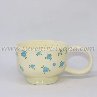 керамична чаша с релефен ръб и сини цветчета