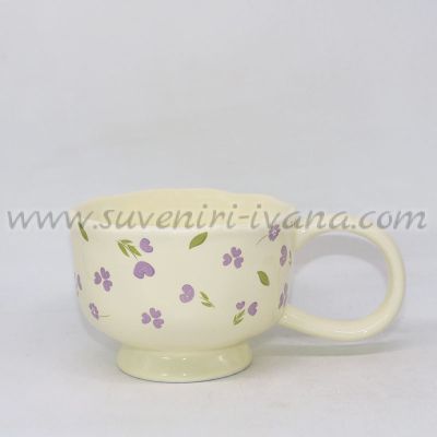 Керамична чаша с релефен ръб и лилави цветчета