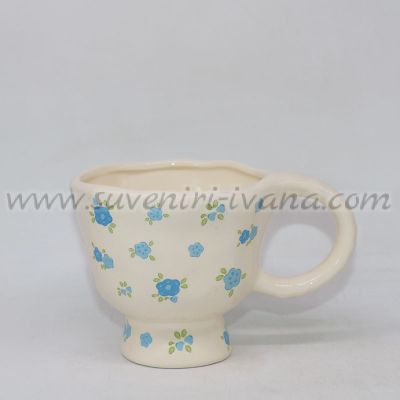 Керамична чаша с основа и сини цветчета