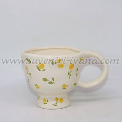 Керамична чаша с основа и жълти цветчета