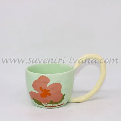 светлозелена чаша с флорални мотиви и голяма дръжка