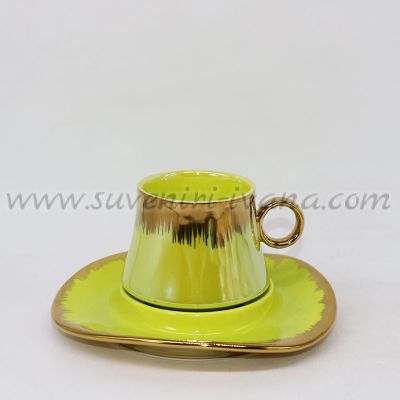 Луксозна порцеланова чаша с чинийка в електриково зелено и златно