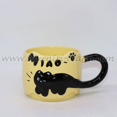 Керамична чаша с 3D коте и черна дръжка, модел две