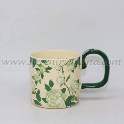 чаша с нежен флорален дизайн