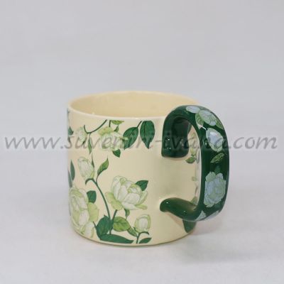 чаша с флорален принт и декорирана дръжка