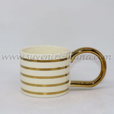 Елегантна керамична чаша със златисти линии и златна дръжка