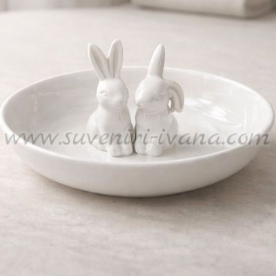 керамична чинийка за великденски яйца с две зайчета