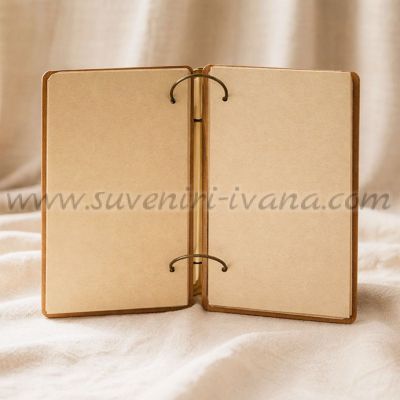 Скрапбукинг албум с крафт страници и метален ринг механизъм