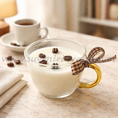 ароматна свещ с кафе в стъклена чаша с кафе зърна